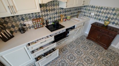 Bucătărie CLASICĂ, liniară, în nuanță - albă Bucătarii clasice